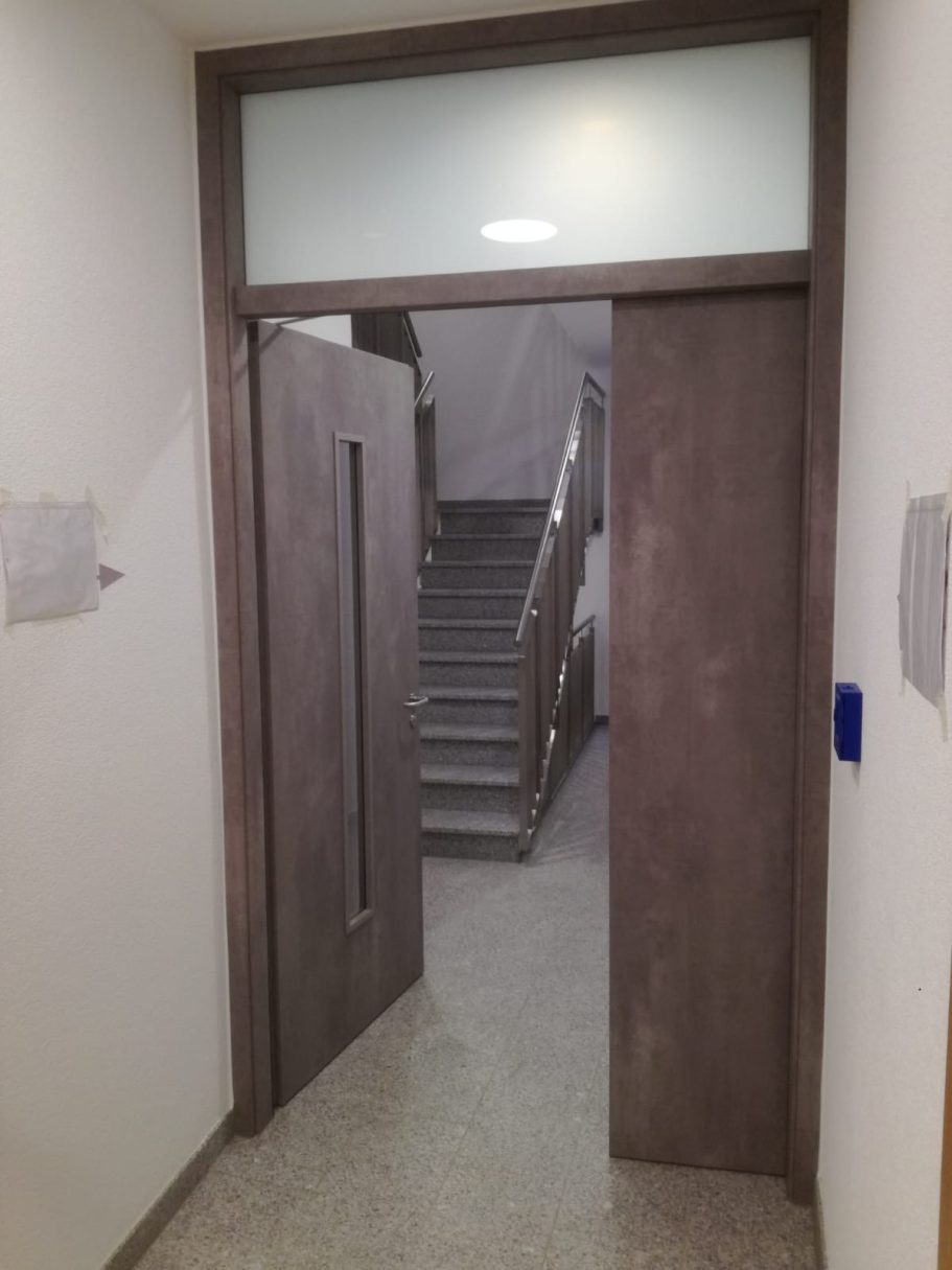 Objekttüre Türöffnung zu einem Treppenhaus mit hellen Wänden und grauen Stufen.