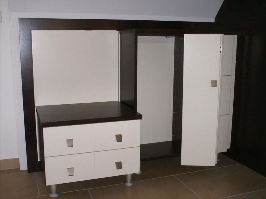 Schubladenschrank Modular Schrank mit zwei Schubladen und einem Schrankelement in zwei Farben.